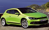 Volkswagen Scirocco. Modelo 2008. Imagen exterior. Frontal lateral. Coche parado. Carretera. Verde.