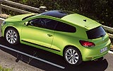Volkswagen Scirocco. Modelo 2008. Imagen exterior. Lateral cenital. Coche parado. Carretera. Verde.