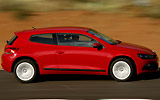 Volkswagen Scirocco. Modelo 2008. Imagen. Exterior. Lateral. Coche en movimiento. Carretera. Rojo.