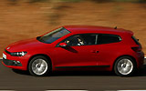 Volkswagen Scirocco. Modelo 2008. Imagen. Exterior. Lateral. Coche en movimiento. Carretera. Rojo.