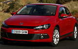Volkswagen Scirocco. Modelo 2008. Imagen. Exterior. Lateral. Coche parado. Carretera. Rojo.