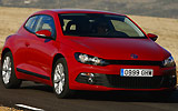 Volkswagen Scirocco. Modelo 2008. Imagen. Exterior. Lateral. Coche parado. Carretera. Rojo.