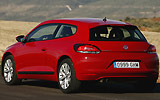 Volkswagen Scirocco. Modelo 2008. Imagen. Exterior. Lateral. Coche parado. Carretera. Rojo.