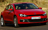 Volkswagen Scirocco. Modelo 2008. Imagen. Exterior. Lateral. Coche en movimiento. Carretera. Rojo.