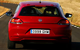 Volkswagen Scirocco. Modelo 2008. Imagen. Exterior. Lateral. Coche parado. Carretera. Rojo.