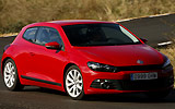 Volkswagen Scirocco. Modelo 2008. Imagen. Exterior. Lateral. Coche parado. Carretera. Rojo.