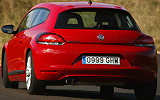 Volkswagen Scirocco. Modelo 2008. Imagen. Exterior. Posterior. Coche en movimiento. Carretera. Rojo.