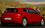 Volkswagen Scirocco. Modelo 2008. Imagen. Exterior. Posterior lateral. Coche parado. Carretera. Rojo.