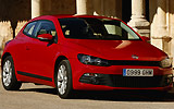 Volkswagen Scirocco. Modelo 2008. Imagen. Exterior. Frontal lateral. Coche parado. Carretera. Rojo.