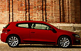 Volkswagen Scirocco. Modelo 2008. Imagen. Exterior. Lateral. Coche parado. Carretera. Rojo.