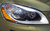 Volvo XC60. Modelo 2009. Imagen. Detalle del faro. Color verde lima metalizado.