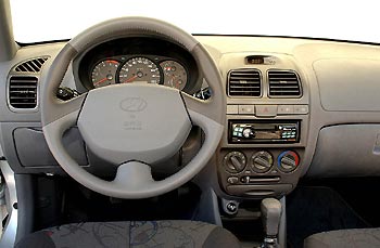 Salpicadero del Accent CRDi con volante y pomo del cambio en cuero (de serie en el equipamiento &laquo;GLS SE&raquo;)
