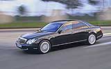 Maybach 57 S. Modelo 2006. Imagen exterior. Lateral frontal. Movimiento. Carretera.