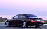 Maybach 57 S. Modelo 2006. Imagen exterior. Lateral posterior. Coche parado. Carretera.