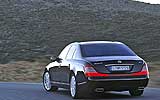 Maybach 57 S. Modelo 2006. Imagen exterior. Posterior. Coche parado. Carretera.
