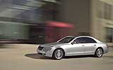 Maybach 57 S. Modelo 2006. Imagen exterior. Lateral frontal. Movimiento. Carretera.