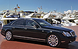 Maybach 57 S. Modelo 2006. Imagen exterior. Lateral frontal. Coche parado. Carretera.
