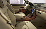 Maybach 57 S. Modelo 2006. Imagen interior. Salpicadero. Consola central. Madera. Asientos. Piel beige.