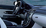 Maybach 57 S. Modelo 2006. Imagen interior. Salpicadero. Consola central. Asientos. Piel blanca.