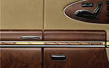 Maybach 57 S. Modelo 2006. Imagen interior. Panel interior puerta. Piel marr�n. Madera. Mandos para regular los asientos.