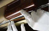 Maybach 57 S. Modelo 2006. Imagen interior. Panel interior puerta. Detalle. Piel. Madera. Oro.