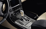 Maybach 57 S. Modelo 2006. Imagen interior. Consola central. Palanca de cambios.