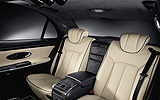 Maybach 57 S. Modelo 2006. Imagen interior. Asientos posteriores. Piel beige.