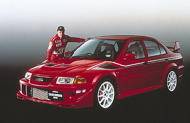Tommi Makinen junto al Evo VI que lleva su nombre