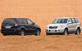 Toyota Land Cruiser. Modelo 2009. R-Edition. Imagen. Exterior. Lateral frontal. Coches parados. Carretera. Azul. Gris.