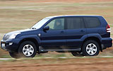 Toyota Land Cruiser. Modelo 2009. R-Edition. Imagen. Exterior. Lateral. Coche en movimiento. Carretera. Azul.