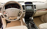 Toyota Land Cruiser. Modelo 2009. R-Edition. Imagen. Interior. Salpicadero. Volante. Consola central. Palanca de cambios manual.