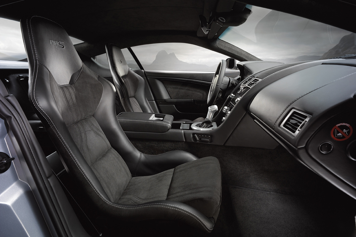 Aston Martin DBS. Modelo 2008. Imagen grande. Interior. Asientos ligeros. Estructura compuesta de carbono y Kevlar. Sistema de navegaci�n v�a sat�lite. Conector USB.
