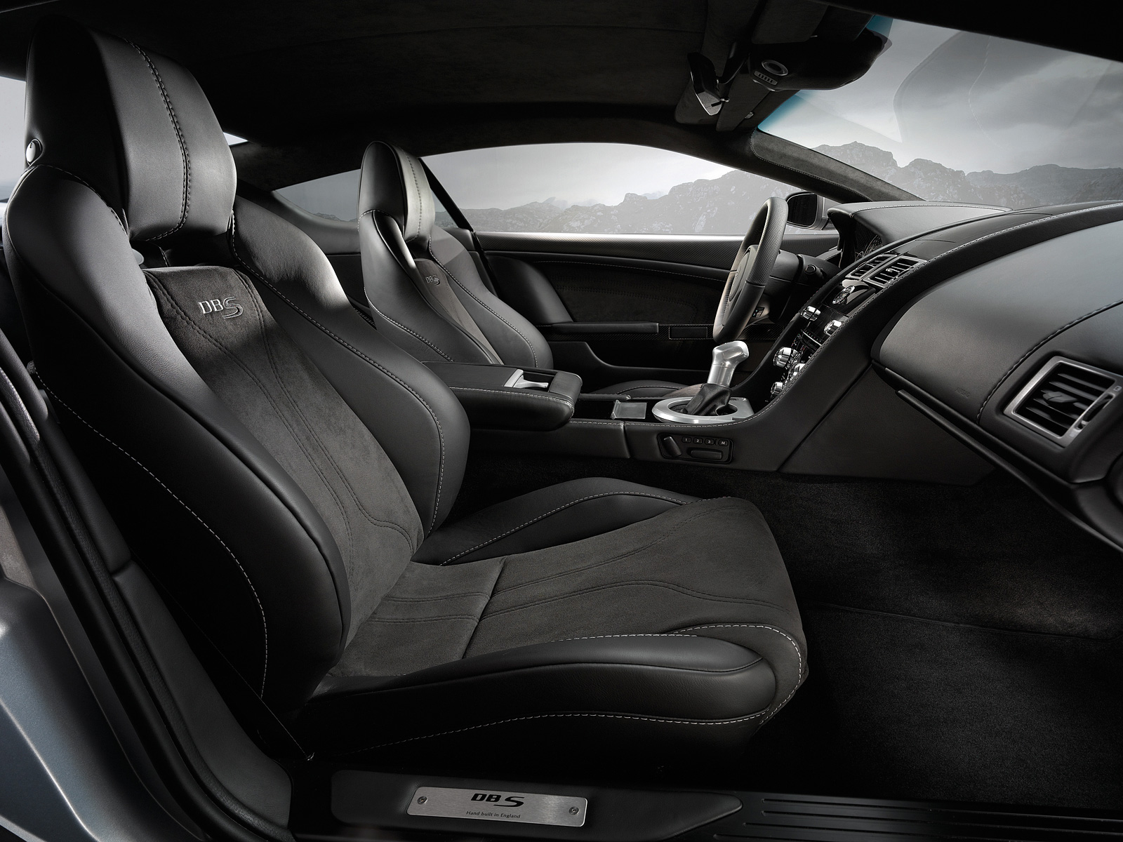 Aston Martin DBS. Modelo 2008. Imagen grande. Interior. Asientos deportivos de cuero de semianilina y Alc�ntara. T�rmicos. Ordenador de abordo. Control de velocidad de crucero.