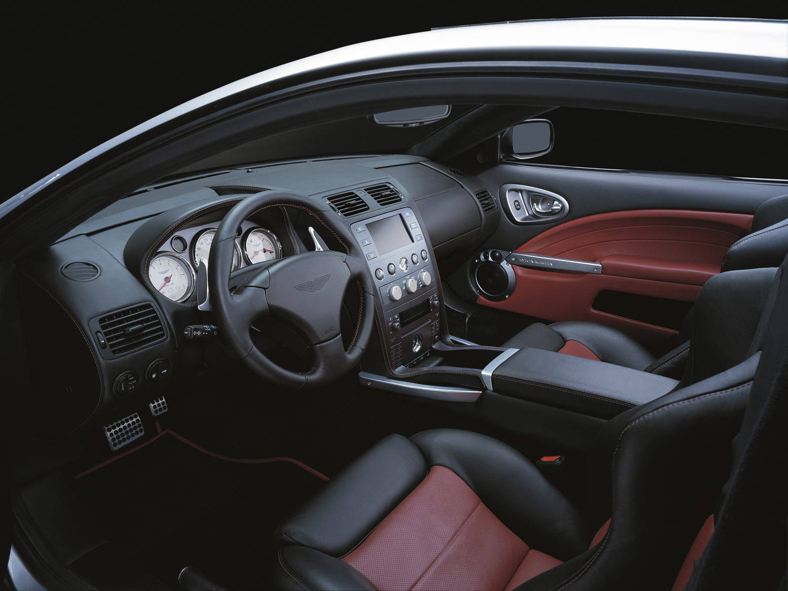Aston Martin Vanquish S. Modelo 2008. Imagen grande. Interior. Volante y Salpicadero.