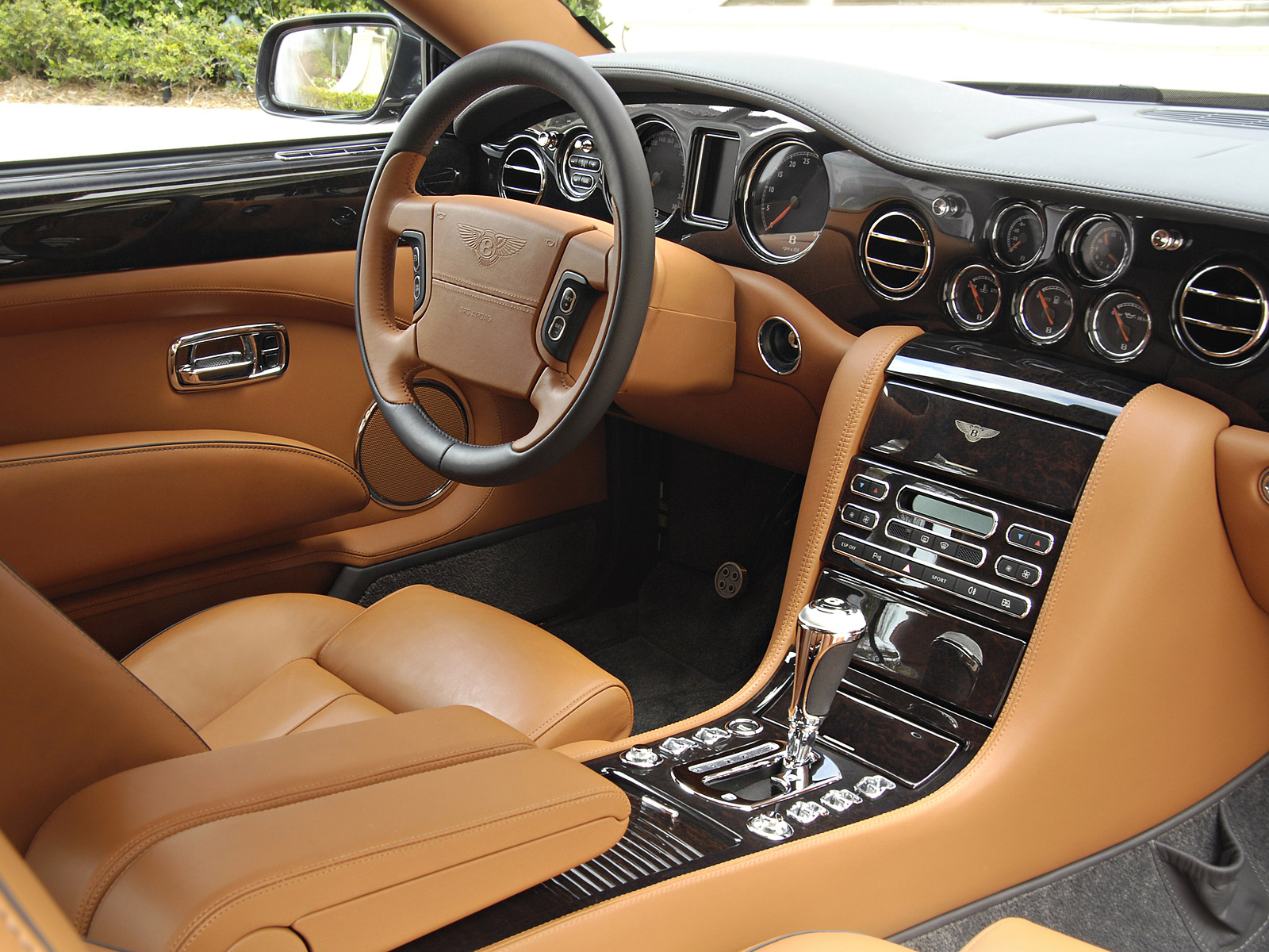 Bentley Brooklands. Modelo 2008. Imagen grande. Interior. Volante. Salpicadero. Palanca de cambios autom�tica. Asientos de cuero.