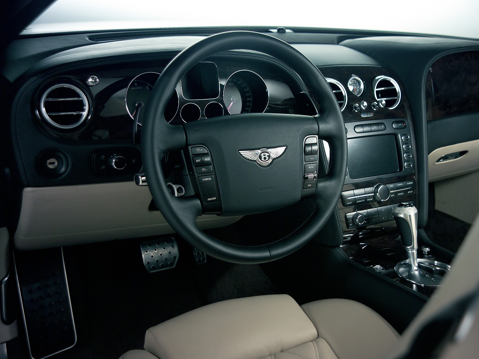Bentley Continental GT. Modelo 2008. Imagen grande. Interior. Volante. Salpicadero. Palanca de cambios autom�tica. Sistema de navegaci�n v�a sat�lite.