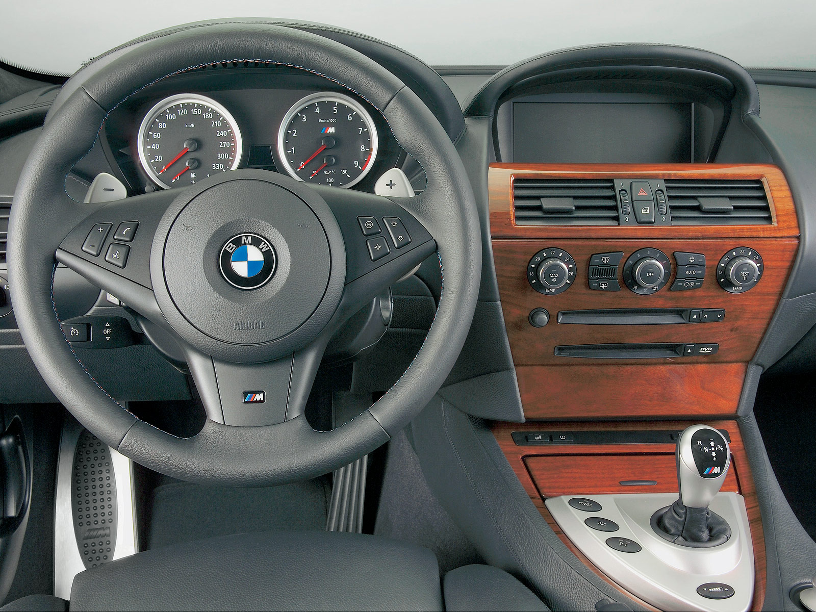 BMW M6 Coup� Aut. Modelo 2008. Imagen grande. Interior. Volante-Salpicadero. Mandos en el volante. Palanca de cambios autom�tica.