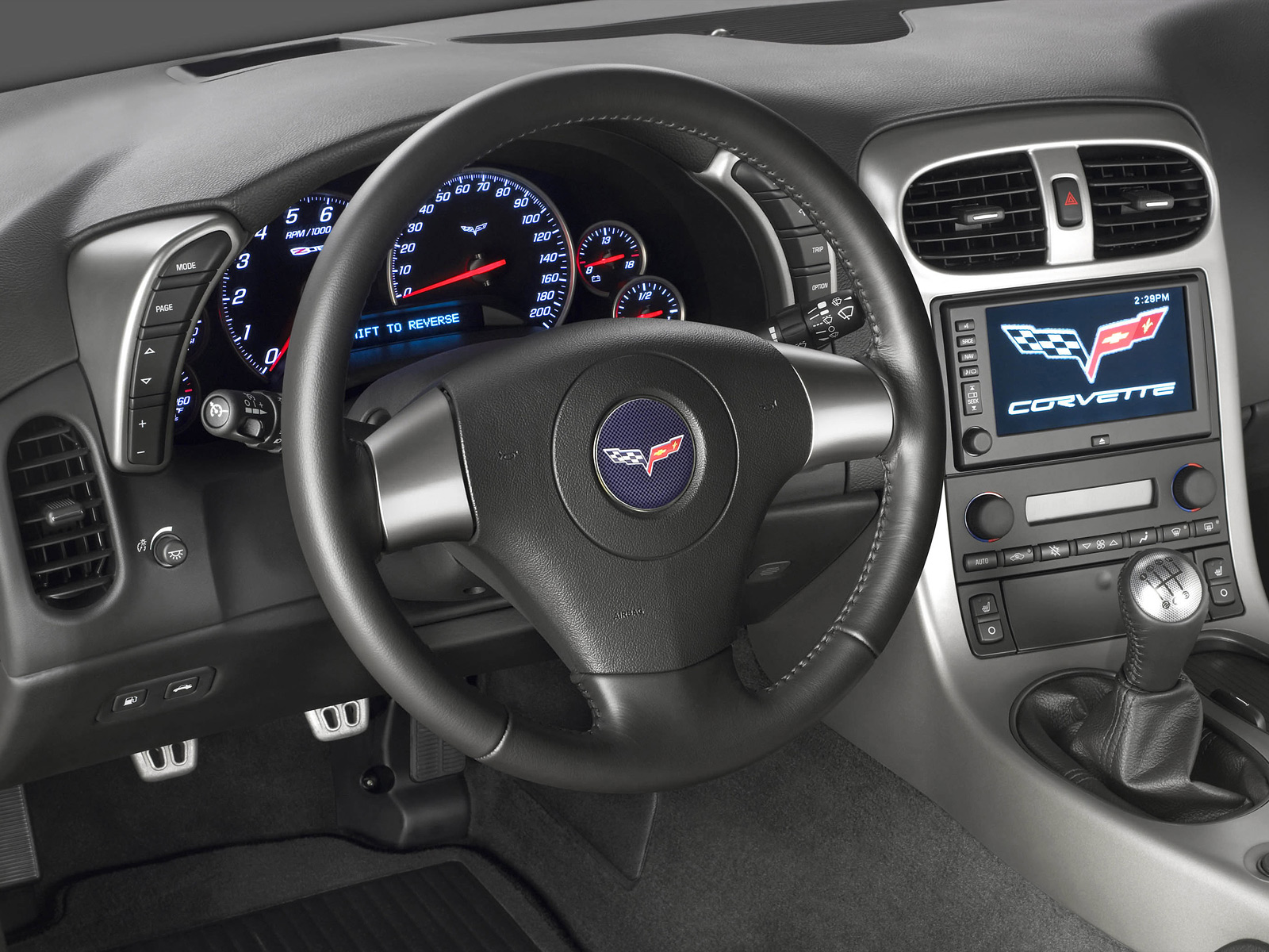 Corvette Z06. Modelo 2008. Imagen grande. Interior. Volante forrado en piel. Control de audio. XM Radio 6. Sistema de audio AM/FM. Reproductor CD/ MP3.