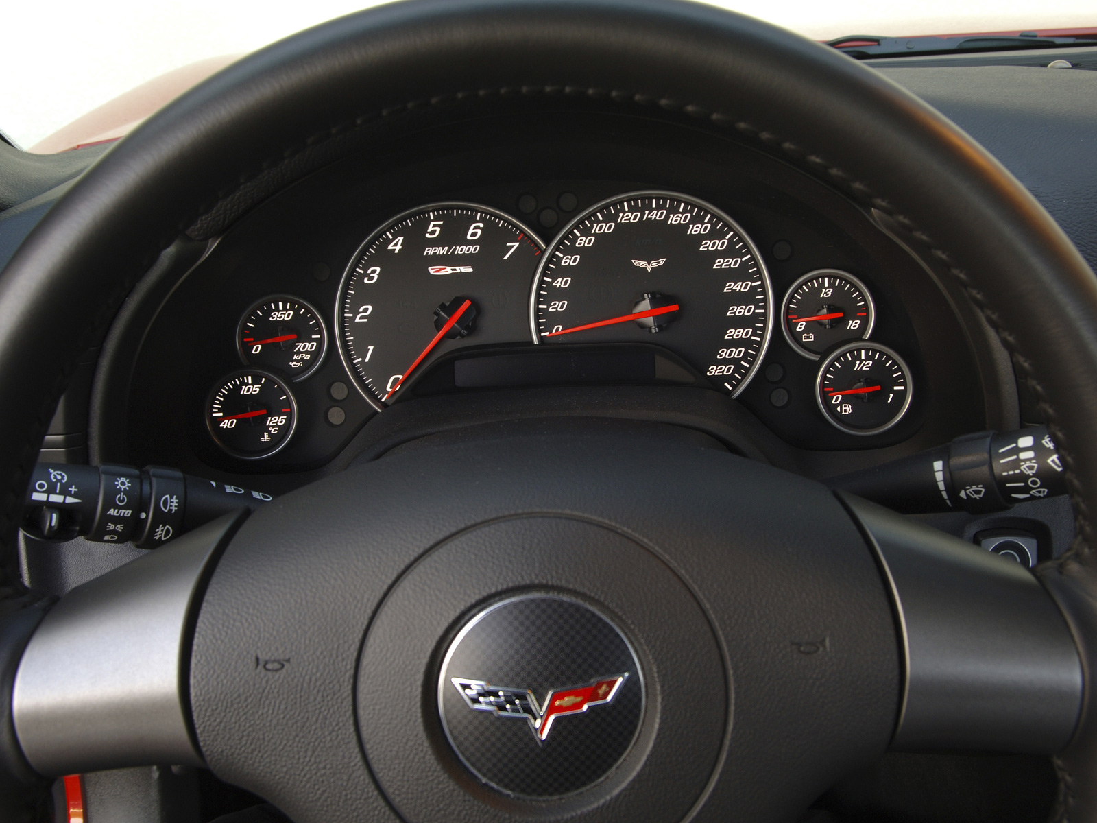 Corvette Z06. Modelo 2008. Imagen grande. Interior. Panel de instrumentos. Veloc�metro. Rpm del motor. Consumo combustible. Presi�n de aceite. Temperatura de l�quido refrigerante. Centro informaci�n para el conductor (DIC).