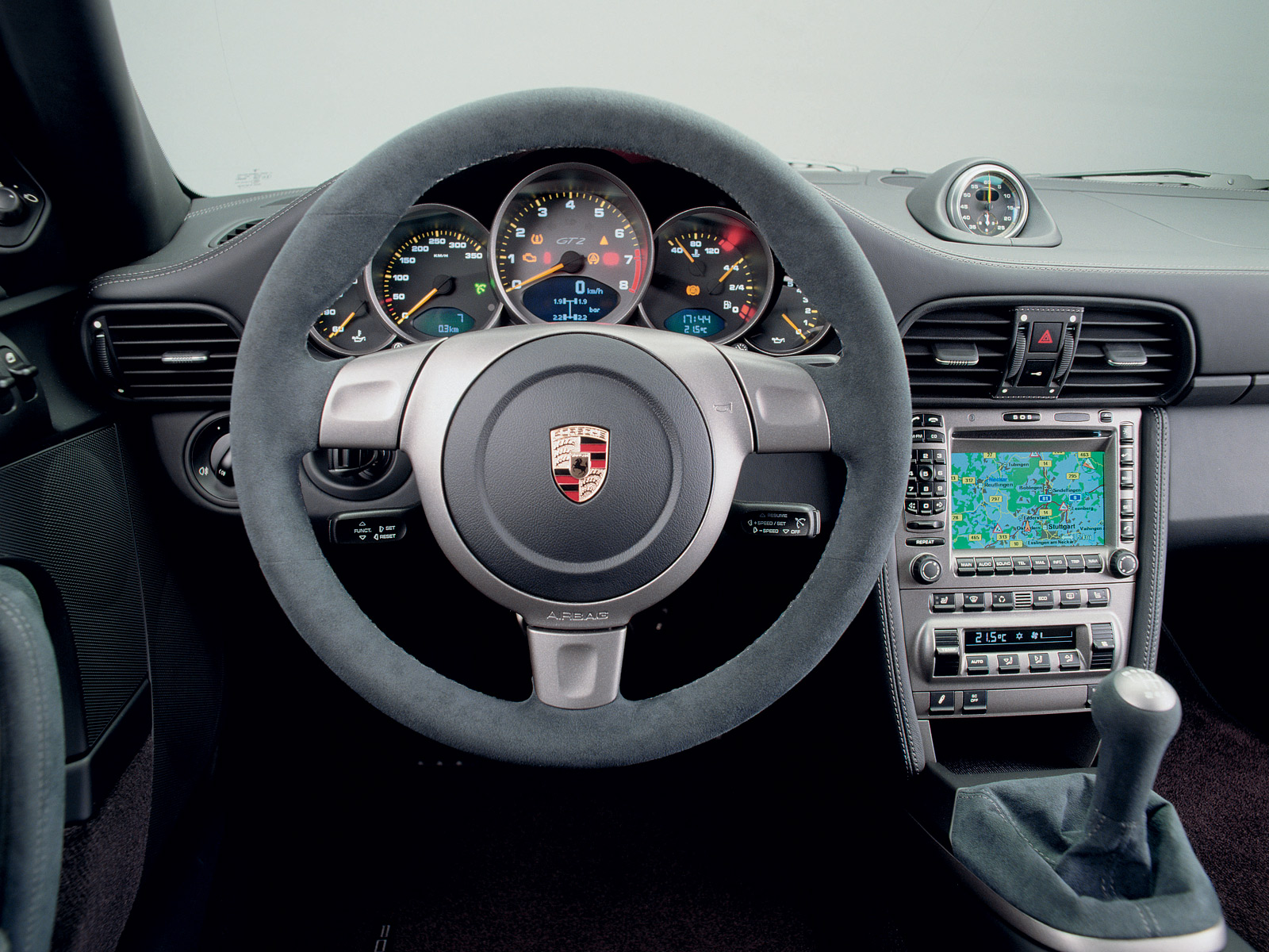 Porsche�911 GT2. Modelo 2008. Imagen grande. Interior. Volante ajustable manualmente en altura y profundidad. Cuentarrevoluciones. Cuenta kil�metros. Ordenador de viaje. Palanca de cambios.