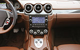 Ferrari 612 Scaglietti F1. Modelo 2008. Imagen. Interior. Salpicadero. Volante. Consola central.