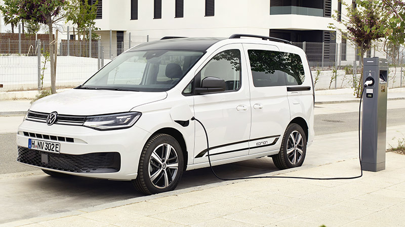 Volkswagen Caddy (2021). Una furgoneta de pasajeros disponible con motores Diesel y en versión híbrida enchufable