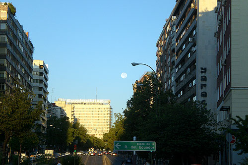 Luna. Calle Costa Rica. Madrid.