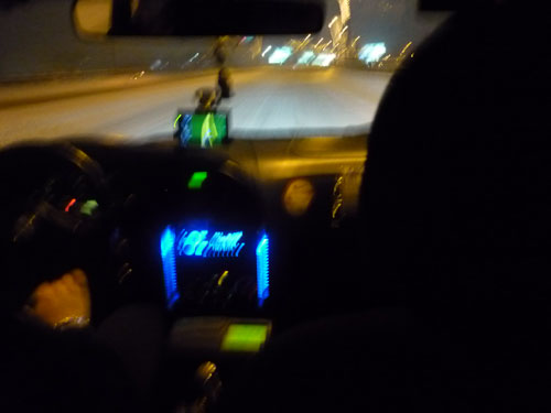 Interior taxi en Sofía, Bulgaria. Bajo la nieve.