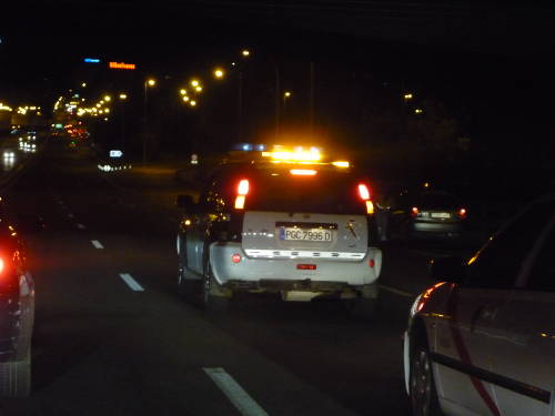 Un hombre baja del coche. El tráfico está parado por la GC.