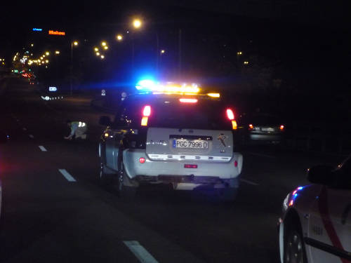 Hombre agachado en la A3. Delante del coche de la Guardia Civil.
