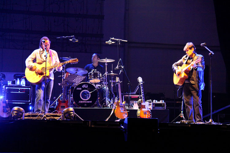 Álvaro Urquijo. Santi, batería y Ramón (guitarra) Álvaro Urquijo. Santi, batería y Ramón (guitarra)