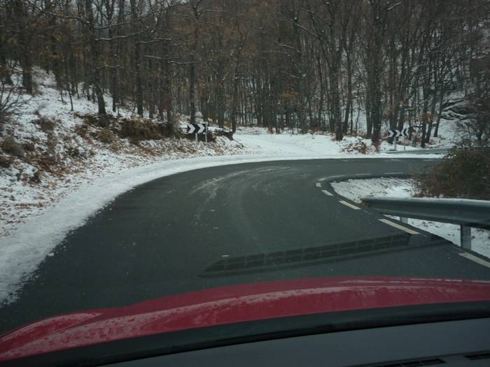 Puerto de Navafría. Descenso con curva helada.