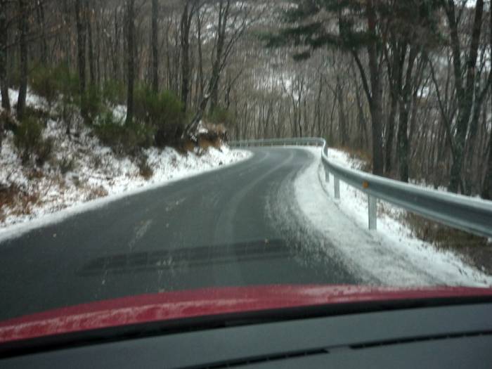 Puerto de Navafría. El hielo cubre la carretera.