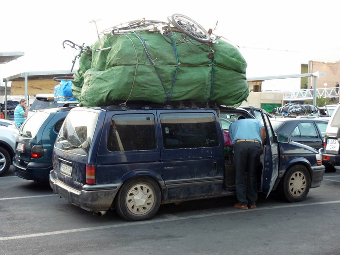 Coche cargado con una baca superlativa